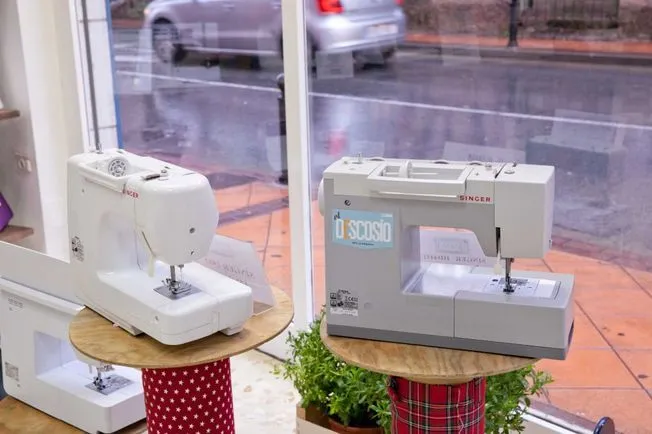 Escaparate de El Descosío con máquinas de coser Singer